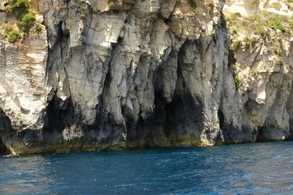 Zdjęcie z Malty - fantastyczne skalny twory tuż nad lustrem wody