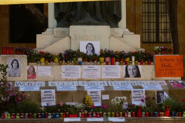Zdjęcie z Malty - symboliczny grób młodej maltańskiej dziennikarki - Daphne Galizia