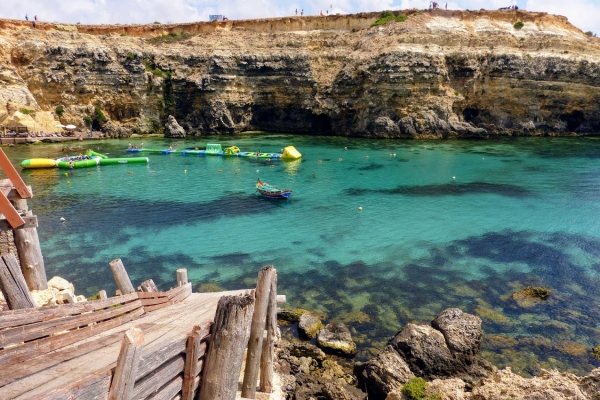 Zdjęcie z Malty - wody szmaragdowej Anchor Bay z perspektywy wioski Sweetheaven