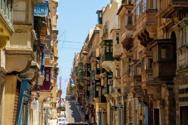 Zdjęcie z Malty - w życiu nie widziałam tylu balkonów na tak niewielkim odcinku ulicy:))