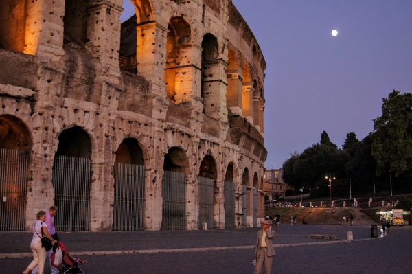 Zdjęcie z Włoch - księżycowo nad Coloseum...
