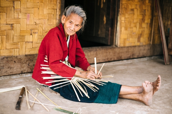 Zdjęcie z Laosu - ta pani robi kapelusz