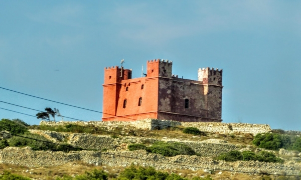 Zdjęcie z Malty - w drodze na Gozo- mijamy It-Torri L-Ahmar - czyli Wieżę Świętej Agaty