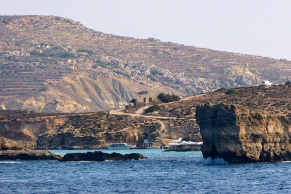 Zdjęcie z Malty - widoczki na skalne wybrzeże Comino z promu 