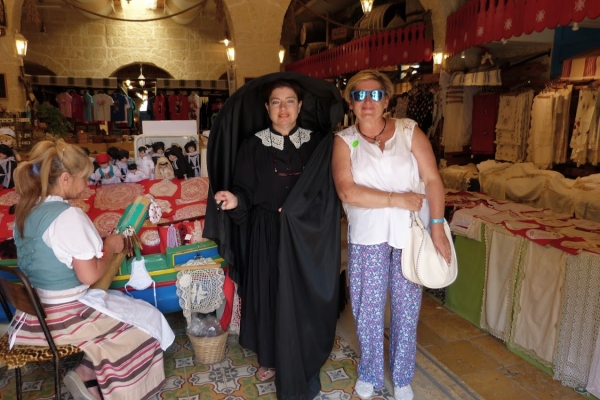 Zdjęcie z Malty - maltanki i gozanki czasami ubierają się jeszcze w ghonnellę