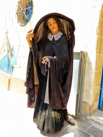 Zdjęcie z Malty - jeszcze raz maltańska ghonnella - tradycyjny strój od wieków noszony na tych wyspach