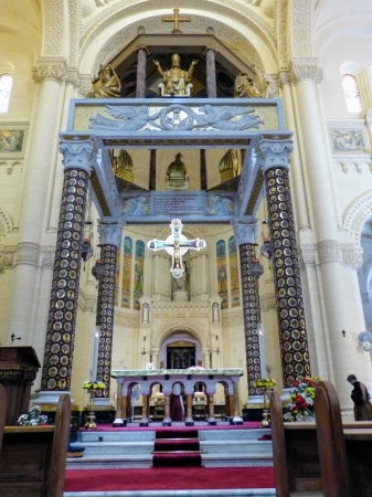 Zdjęcie z Malty - ołtarz główny pod pięknym cyborium 