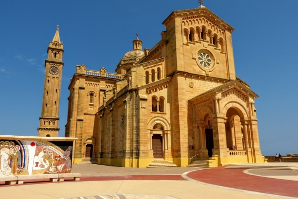 Zdjęcie z Malty - piękna bryła ogromnego kościoła Ta