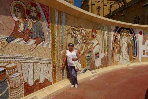 Zdjęcie z Malty - pod mozaikowym murem Ta