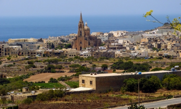 Zdjęcie z Malty - zmierzamy do Dwejra - miejsca gdzie stał od wieków legendarny łuk skalny Azzure Window
