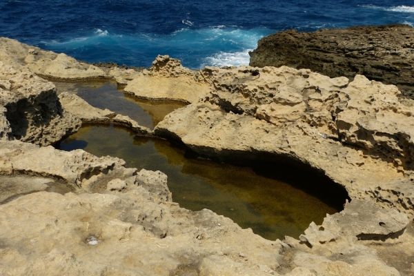 Zdjęcie z Malty - mnóstwo tu róznych dziur, trzeba uważać gdzie się stawia stopy :)