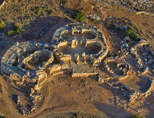 Zdjęcie z Malty - rzut na całość stanowiska archeologicznego Ġgantija 