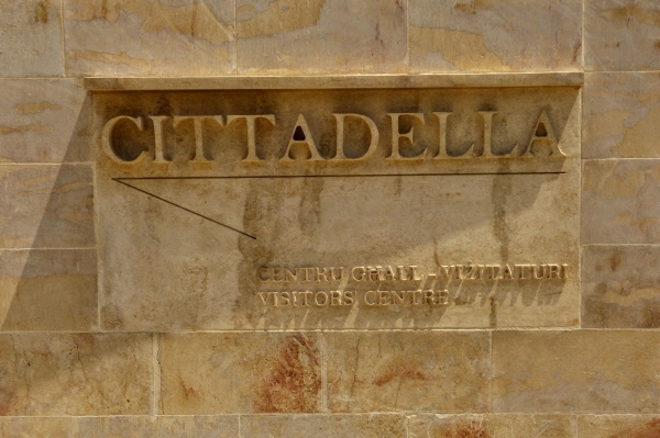 Zdjęcie z Malty - w murach Cytadeli znajduje się rodzaj małego, wewnętrznego 