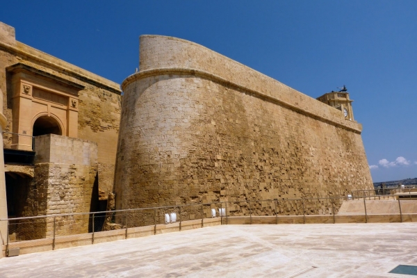 Zdjęcie z Malty - potężne mury Cytadeli