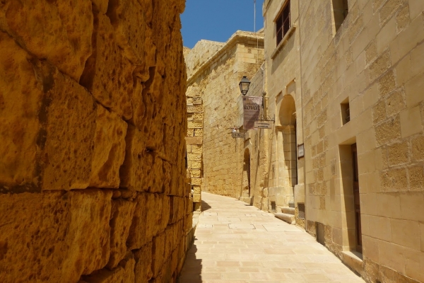 Zdjęcie z Malty - w murach Cytadeli znajdziemy urokliwe labirynty uliczek