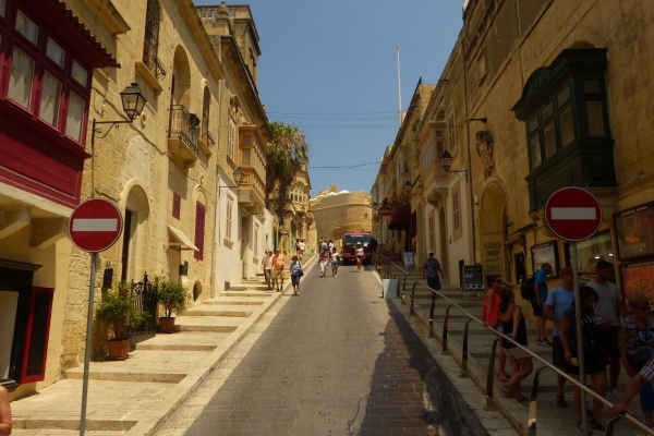 Zdjęcie z Malty - opuszczamy mury Cytadeli i kierujemy się do miasta poza murami The Grand Castello