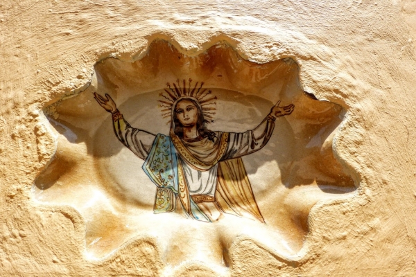 Zdjęcie z Malty - ceramiczne "świątki" w murach katolickiego Rabatu