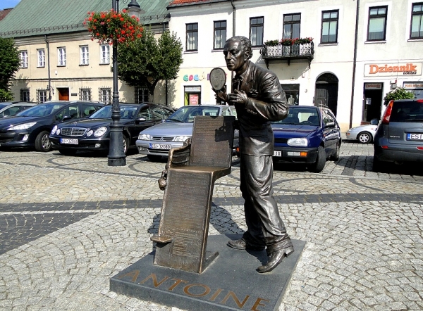 Zdjęcie z Polski - Pomnik Antoniego Cierplikowskiego na sieradzkim Rynku.