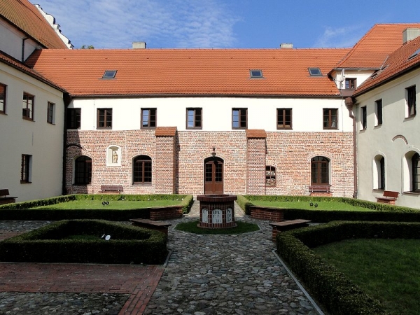 Zdjęcie z Polski - Wirydarz klasztoru Sióstr Urszulanek.