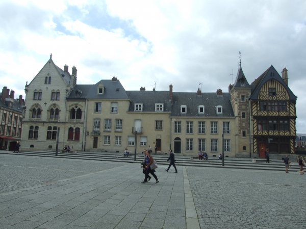 Zdjęcie z Francji - naprzeciw katedry