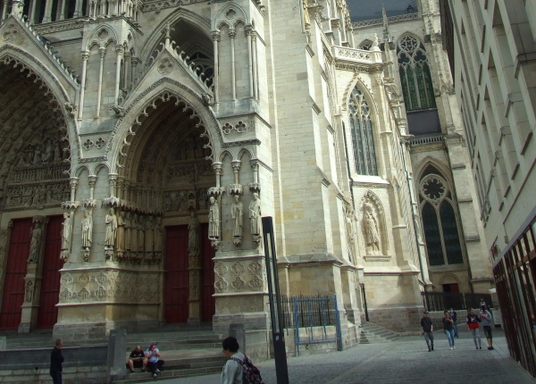 Zdjęcie z Francji - obchodzimy katedrę