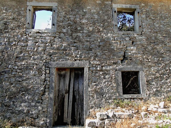 Zdjęcie z Grecji - Stara Perithia - pozostałości starych domów.