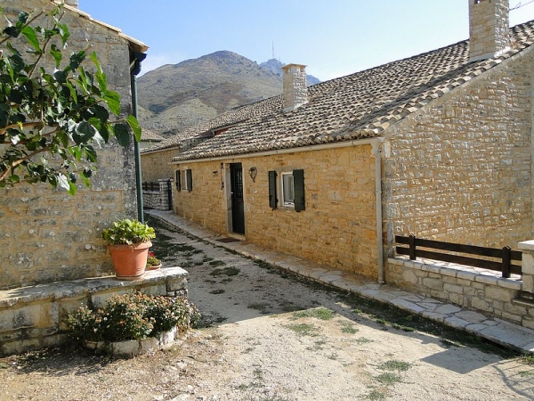 Zdjęcie z Grecji - Nowe domy w Starej Perithi.