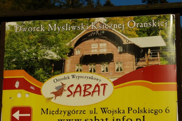 Zdjęcie z Polski - szyld reklamowy dawnego dworku