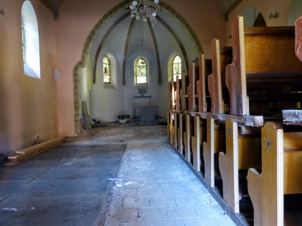 Zdjęcie z Polski - wszystko w totalnej rozsypce, kościół świeci pustkami; ot remont