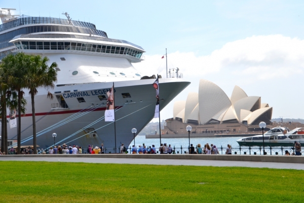 Zdjęcie z Australii - Sydney, nasz statek Carnival Legend na tle sydneyskiej Opery