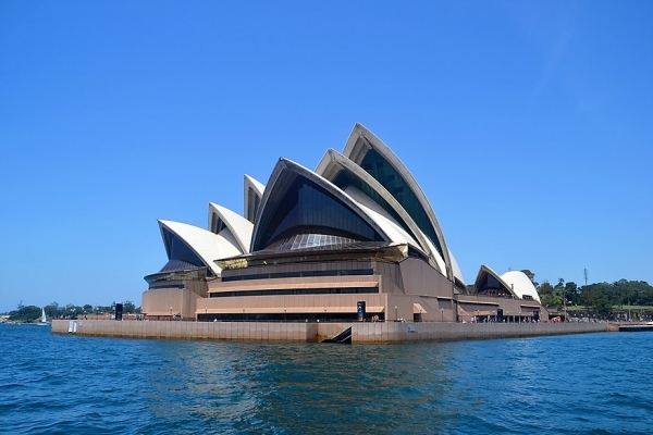 Zdjęcie z Australii - Sydneyska Opera widziana z pokladu taksowki wodnej