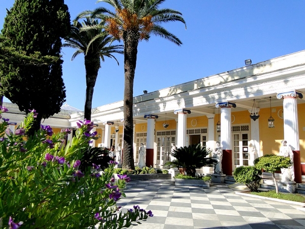 Zdjęcie z Grecji - Rzut oka na pałacowy dziedziniec od strony ogrodów.