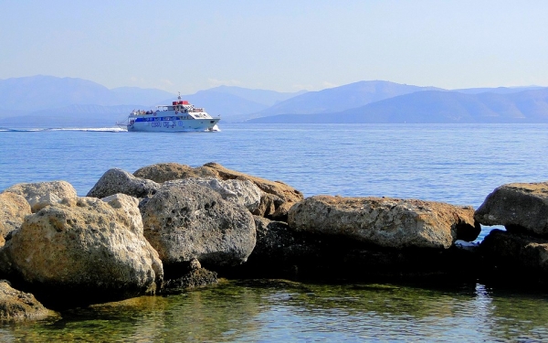 Zdjęcie z Grecji - Przypływa nasz stateczek, który zabierze nas na rejs.