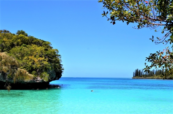 Zdjęcie z Nowej Kaledonii - Kanumera Bay, z lewej skalista wysepka Rocher de Kaa Nuemera