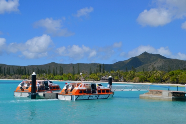 Zdjęcie z Nowej Kaledonii - Tendery ze statku juz czekaja