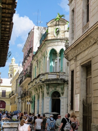 Zdjęcie z Kuby - niektóre kamieniczki to prawdziwe perełki 