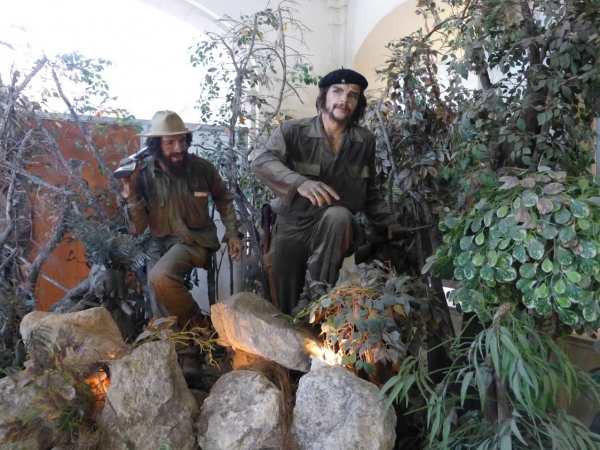 Zdjęcie z Kuby -  figury woskowe rewolucjonistów partyzantów ; brakuje tylko Fidela :)
