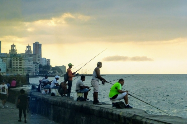 Zdjęcie z Kuby - Malecon to również miejsce spotkań, randek, wędkowania, ploteczkowania