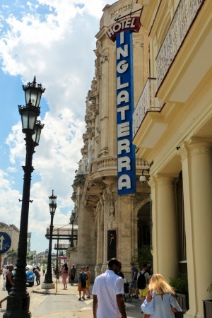 Zdjęcie z Kuby - obok Gran Teatro- stoi szykownie niezwykle elegancki 