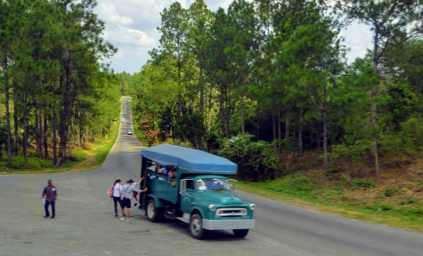 Zdjęcie z Kuby - komunikacja publiczna na wsiach - przerobione stare ciężarówki