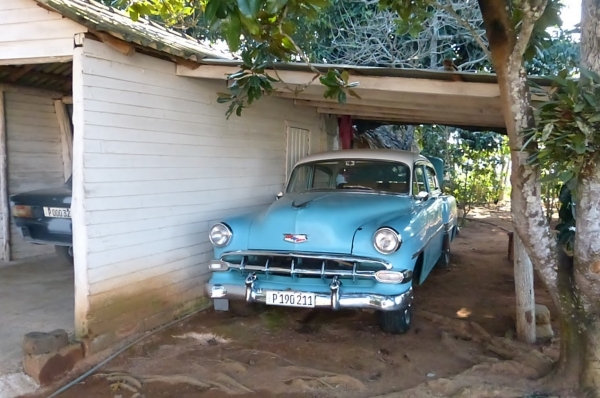 Zdjęcie z Kuby - fury stoją w garażach! 😊