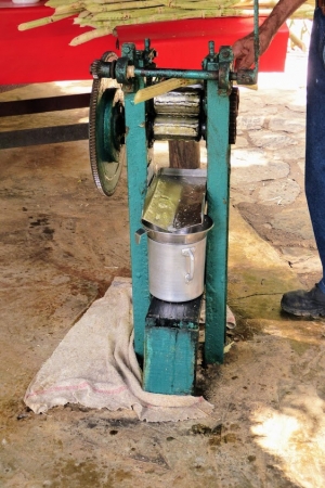 Zdjęcie z Kuby - ręczne urządzenie do wyciskania soku z trzciny- 