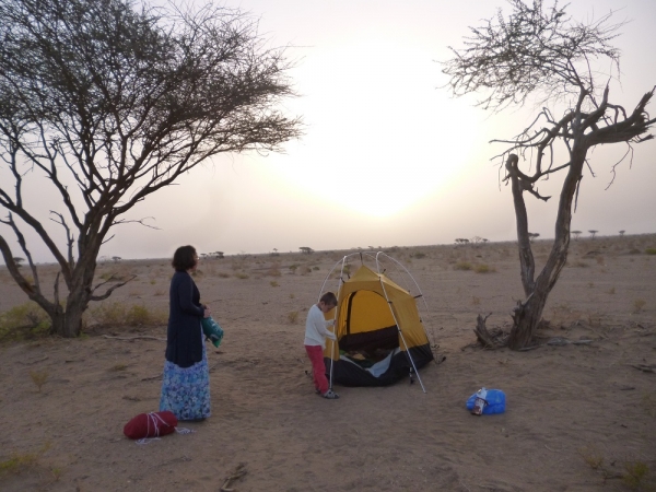 Zdjęcie z Omanu - Rozbijamy namiot na pustyni