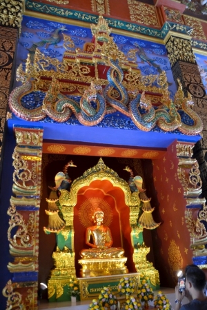 Zdjęcie z Tajlandii - jeden z bocznych oltarzy