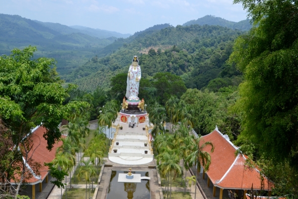 Zdjęcie z Tajlandii - Wielkie posągi buddyjskich swietych posrod dzungli