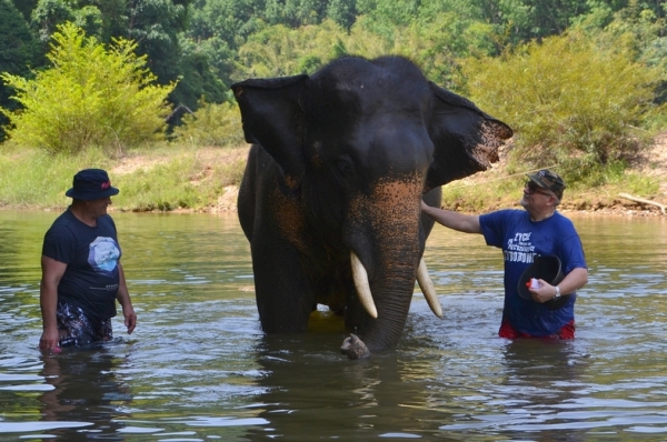 Zdjęcie z Tajlandii - Pluskajac sie ze sloniem zapomnielismy, ze to taki olbrzym