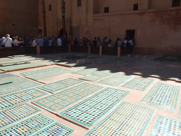 Zdjęcie z Maroka - grobowce na dziedzińcu