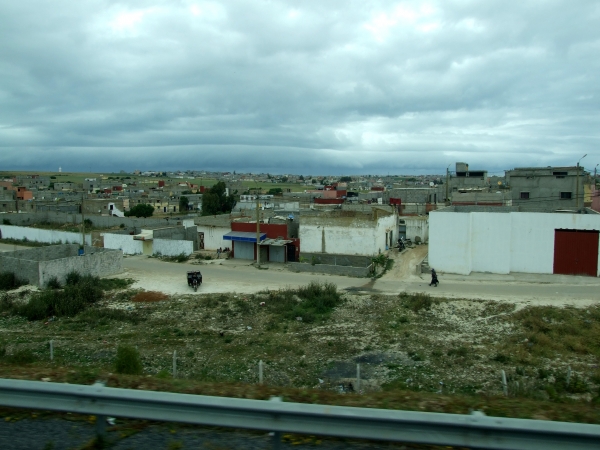 Zdjęcie z Maroka - przydrożne osiedla