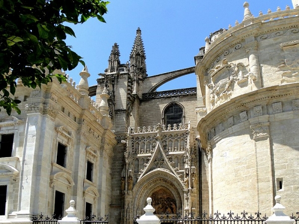 Zdjęcie z Hiszpanii - Kateda jest olbrzymia. Od strony Starego Miasta nie da się jej sfotografować w całości.