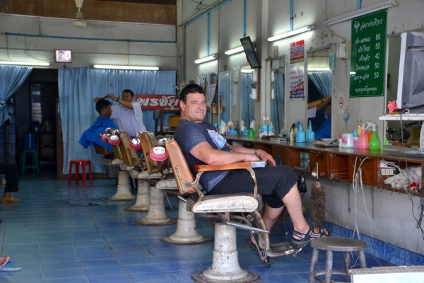 Zdjęcie z Tajlandii - Fotele fryzjerskie jak w dziecinstwie